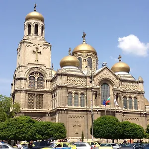 Cathedral בית הארחה